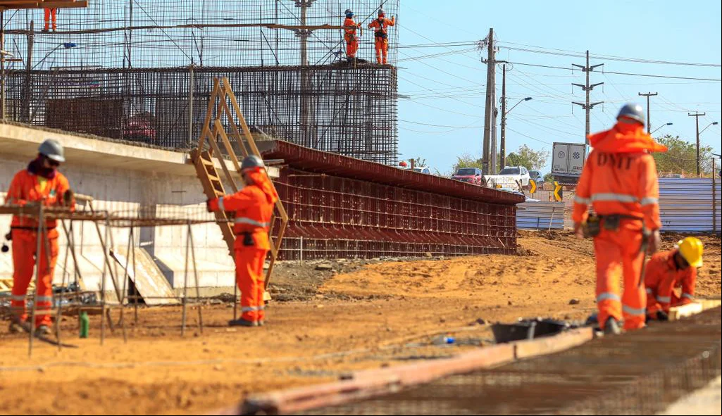 Trabalhadores na obra do Viaduto do Mercado do Peixe