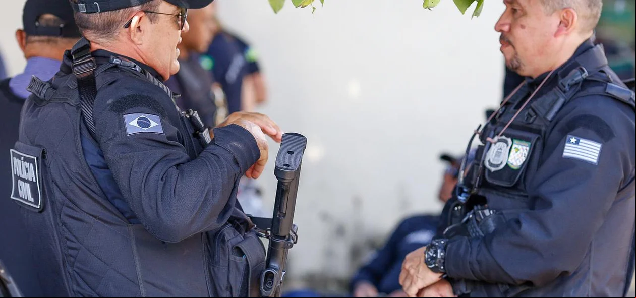 Policiais civis durante operação