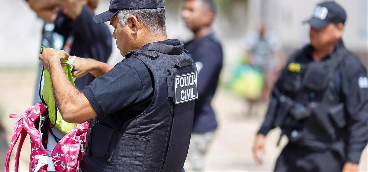 Policial civil faz vistoria em mochila