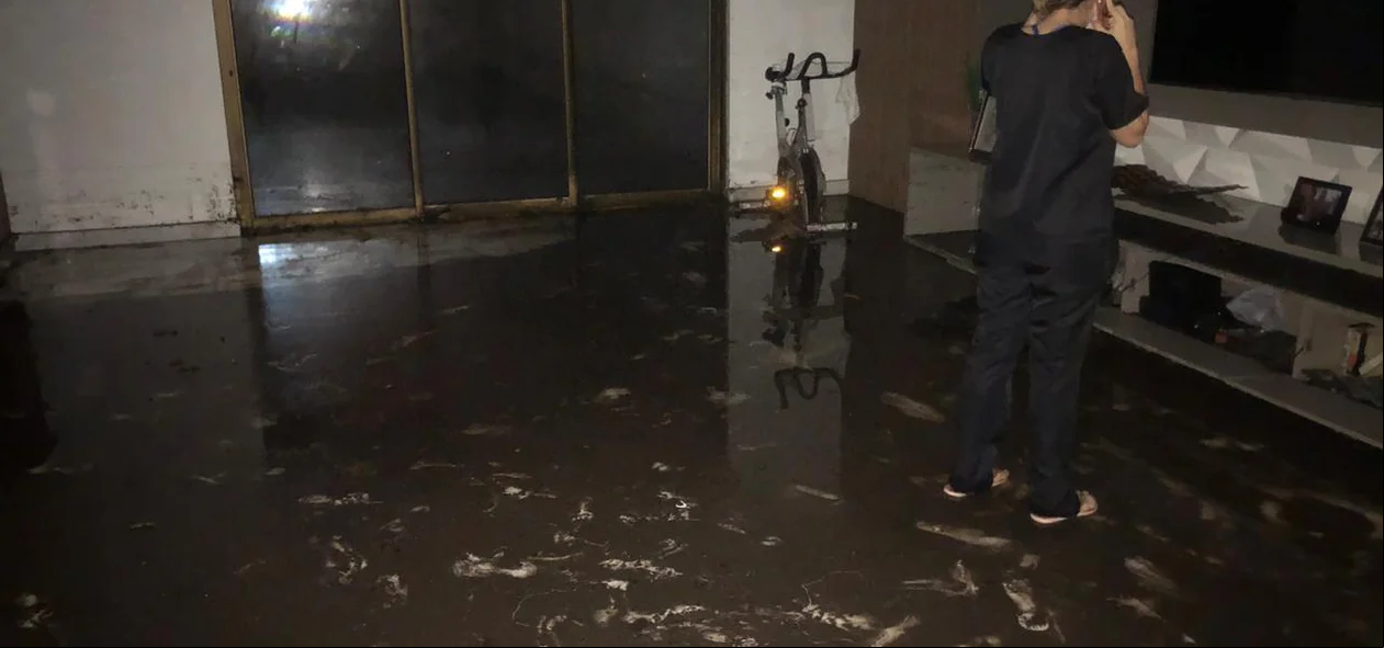 Interior do imóvel destruído pela água