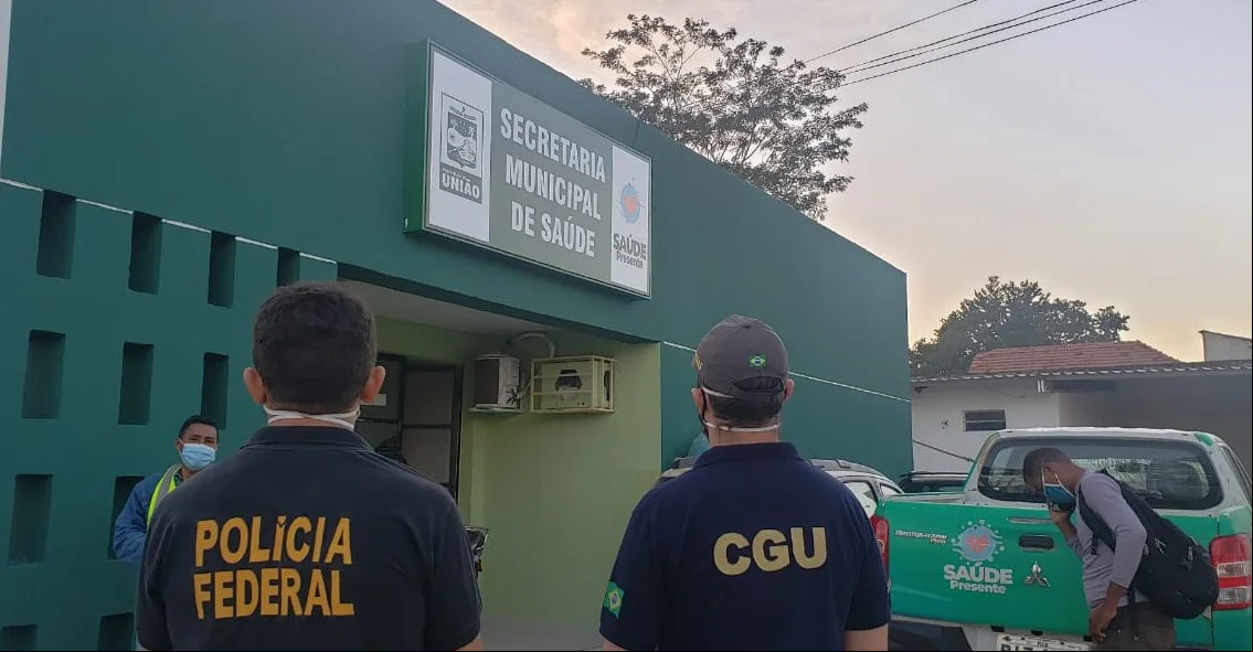Agentes federais na sede da Secretaria de Saúde de União