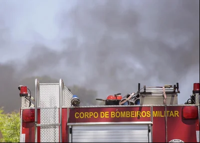 Corpo de Bombeiros foi acionado para conter as chamas 
