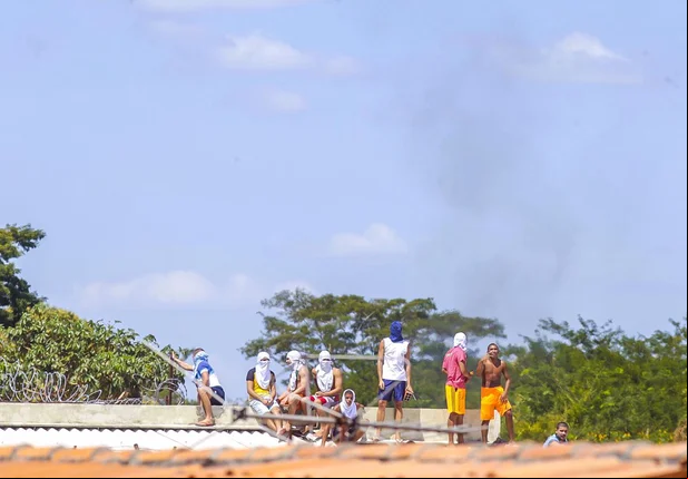 Internos iniciam rebelião e fazem educador refém no CEM