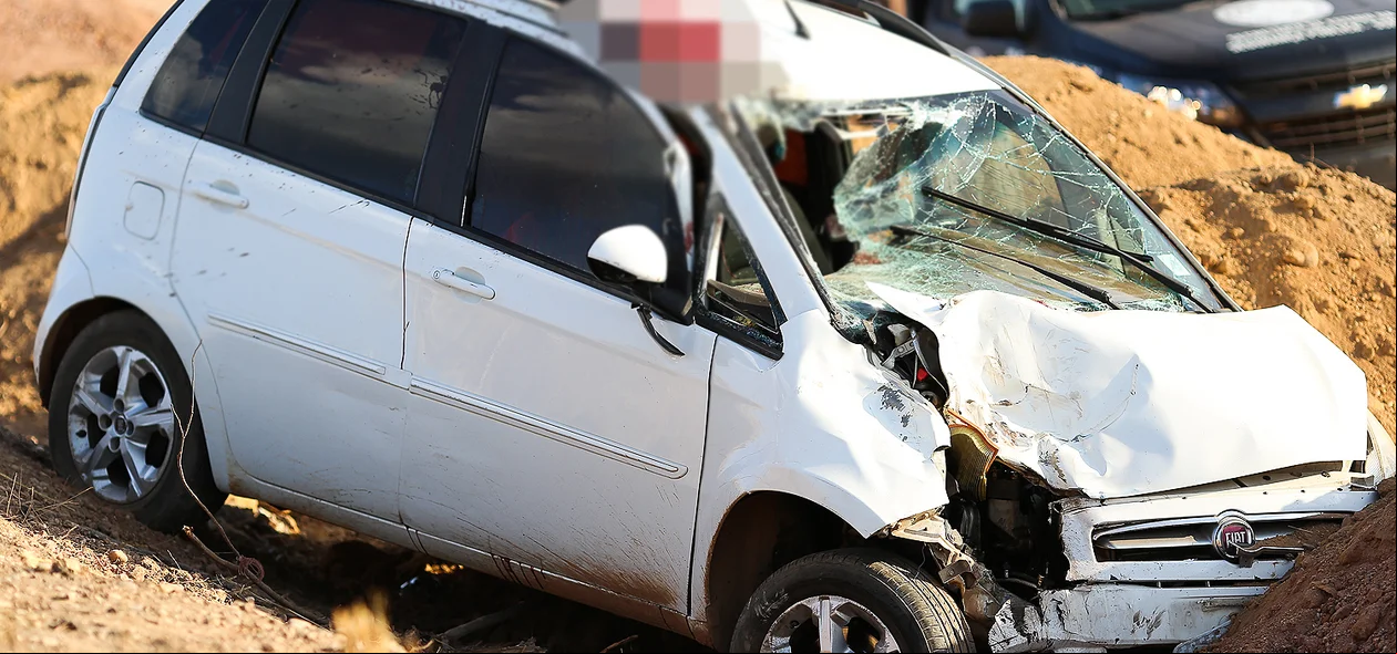 Carro ficou destruído 