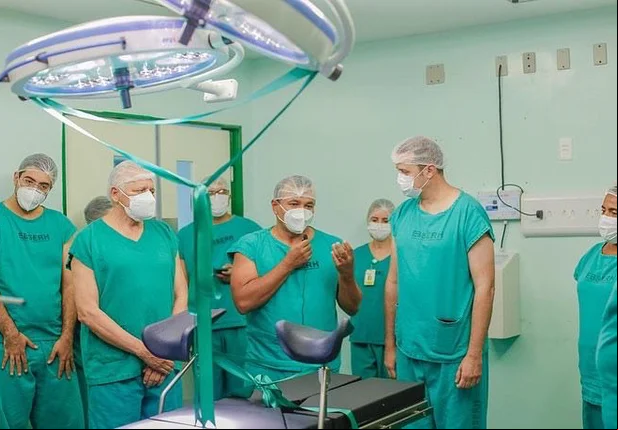 Fábio Abreu entrega equipamentos no Hospital Universitário