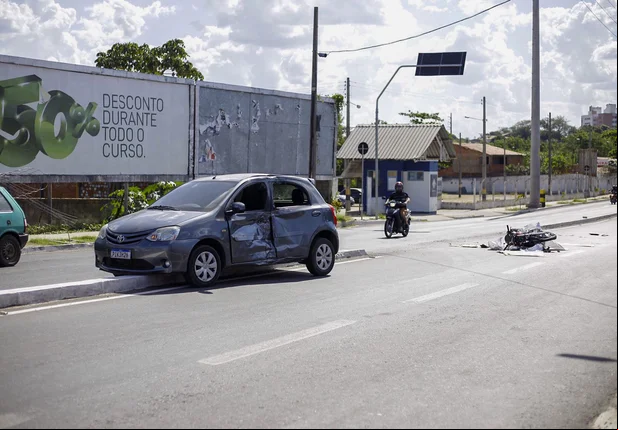 Acidente deixa duas pessoas feridas na Avenida dos Expedicionários