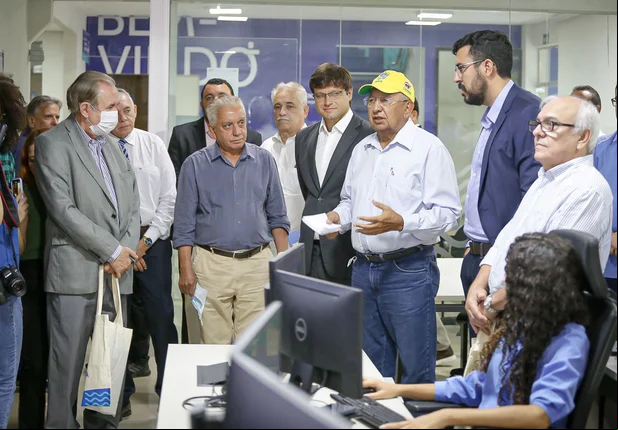 Prefeito Dr. Pessoa visita centro de controle da Águas de Teresina