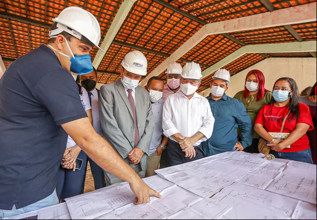 Wellington Dias visita reforma do CSU do bairro Parque Piauí