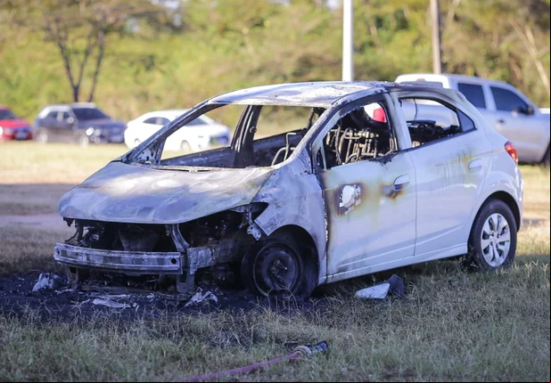 Carro pega fogo no setor de esportes da UFPI em Teresina
