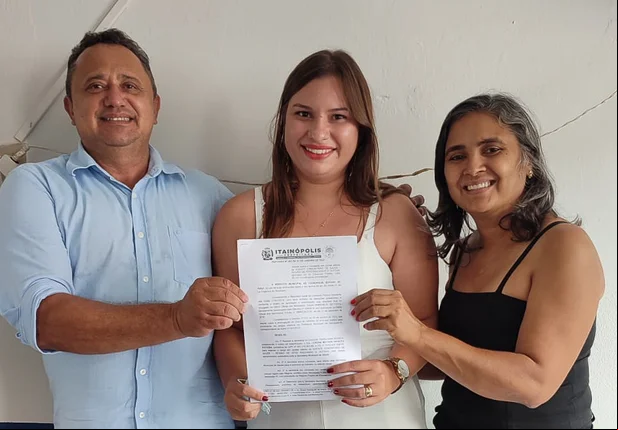 Prefeito Miguel Rodrigues da posse a concursados na área da Saúde