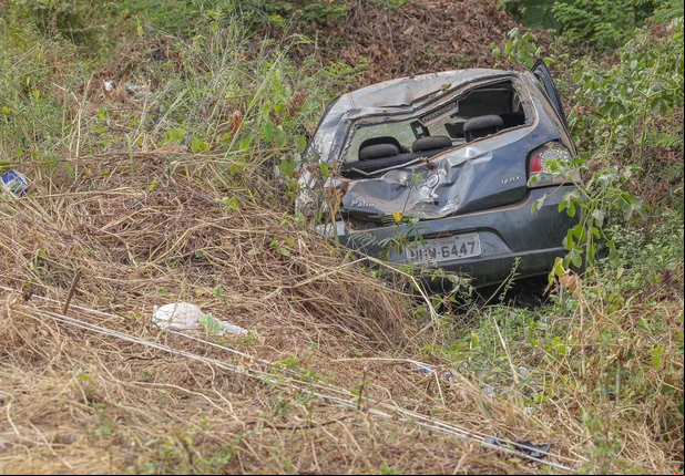 Motorista sofre acidente ao tentar fugir de assalto na zona norte