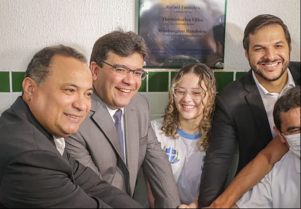 Rafael entrega reforma da escola Benjamin Baptista