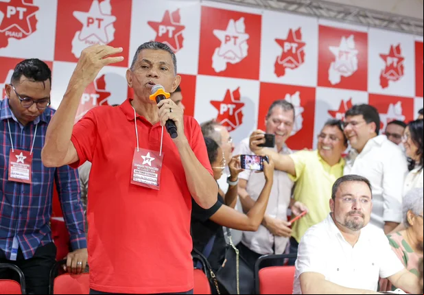 PT filia prefeitos, vice-prefeitos e lideranças em seminário