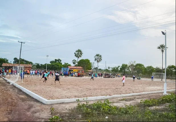 Prefeito Genival Bezerra inaugura quadra de areia em Joaquim Pires