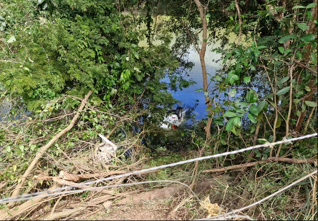 Homem morre após veículo cair em açude em Teresina