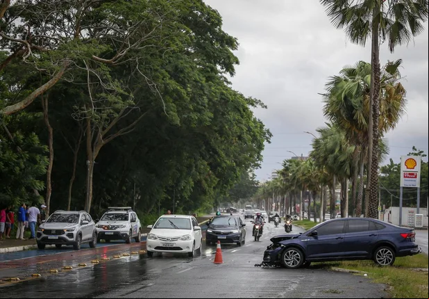 Acidente na avenida Marechal Castelo Branco deixa dois feridos